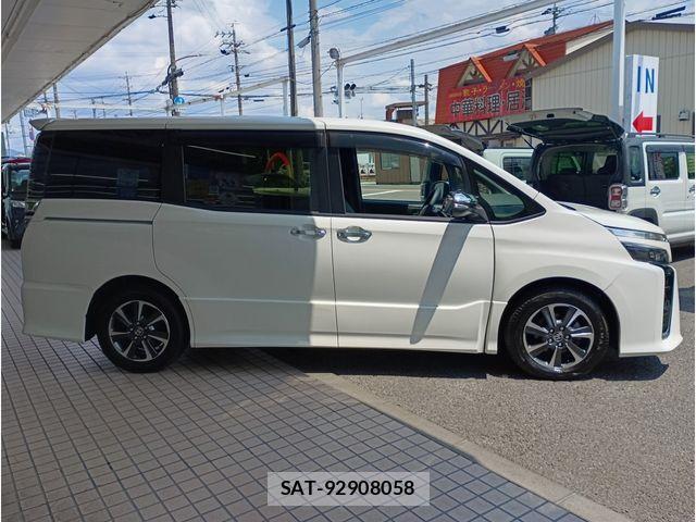 Toyota VOXY 2018-03 8369669-3