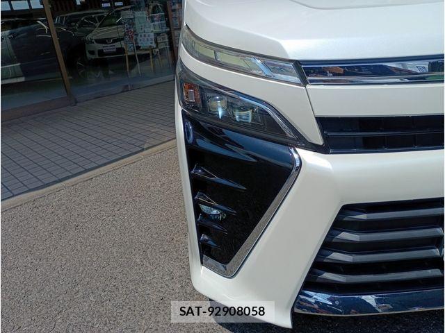 Toyota VOXY 2018-03 8369669-4