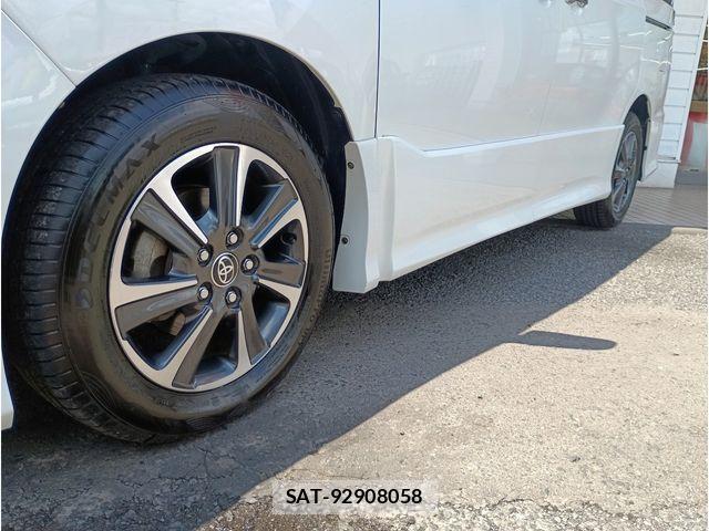 Toyota VOXY 2018-03 8369669-7