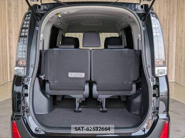 Toyota VOXY 2017-01 8369676-10