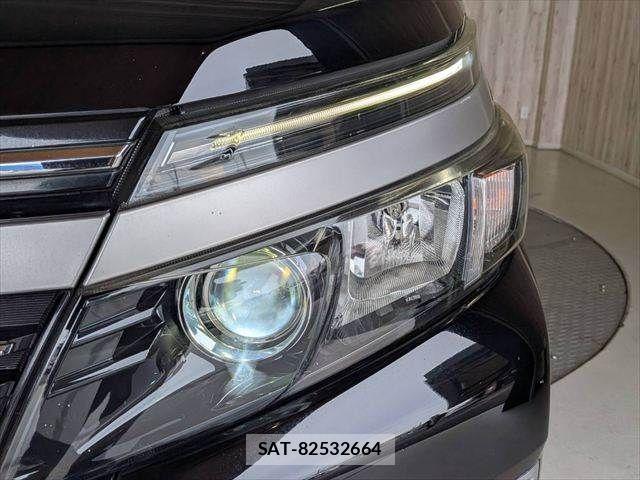 Toyota VOXY 2017-01 8369676-12