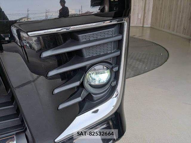 Toyota VOXY 2017-01 8369676-13