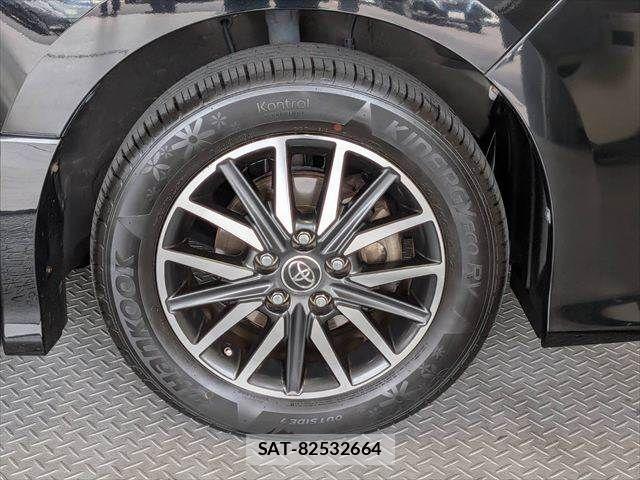 Toyota VOXY 2017-01 8369676-14