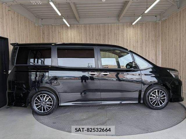 Toyota VOXY 2017-01 8369676-17