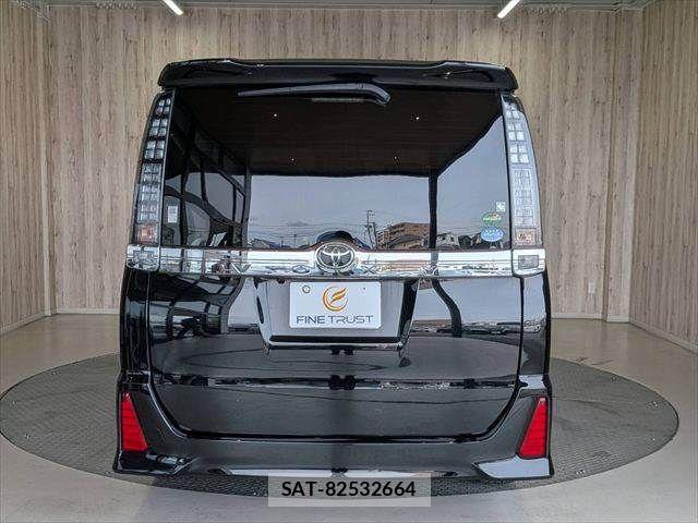 Toyota VOXY 2017-01 8369676-18