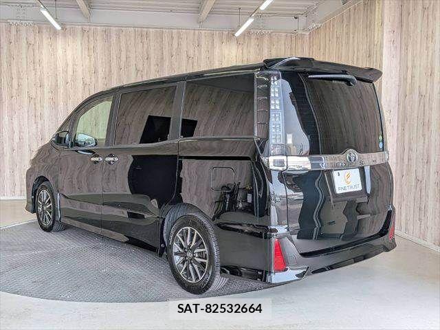 Toyota VOXY 2017-01 8369676-20