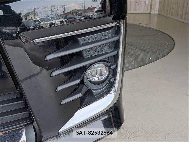 Toyota VOXY 2017-01 8369676-23