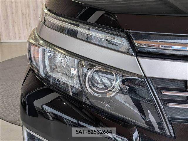 Toyota VOXY 2017-01 8369676-24