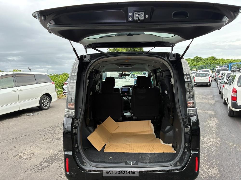 Toyota VOXY 2014-07 8344476-26