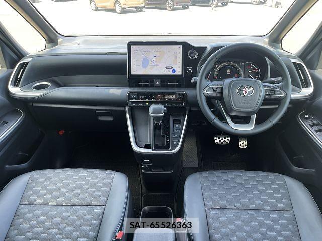 Toyota VOXY 2022-03 8372348-1