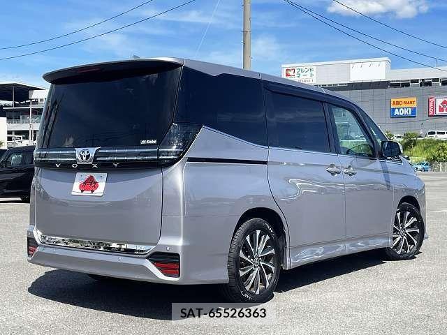 Toyota VOXY 2022-03 8372348-2