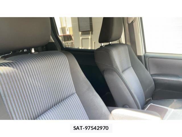 Toyota VOXY 2014-02 8372357-17