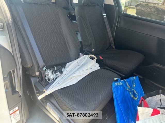 Toyota VOXY 2016-01 8372355-11