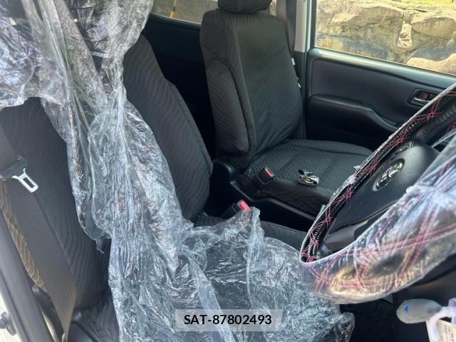 Toyota VOXY 2016-01 8372355-13