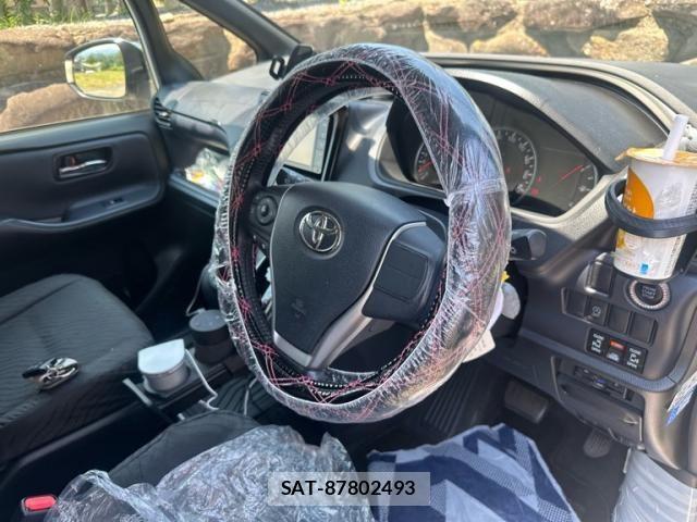 Toyota VOXY 2016-01 8372355-14