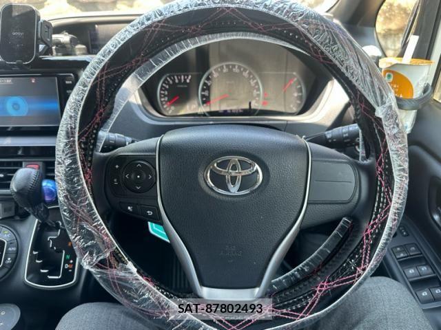 Toyota VOXY 2016-01 8372355-17