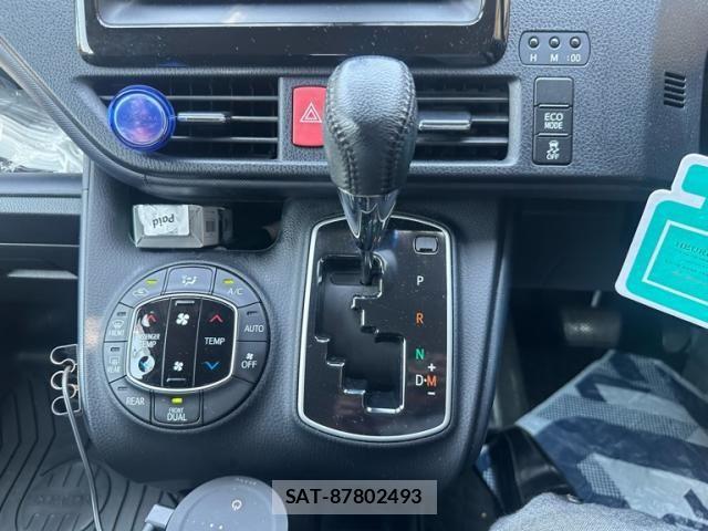 Toyota VOXY 2016-01 8372355-22