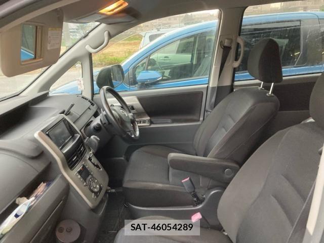 Toyota VOXY 2009-11 8372364-9