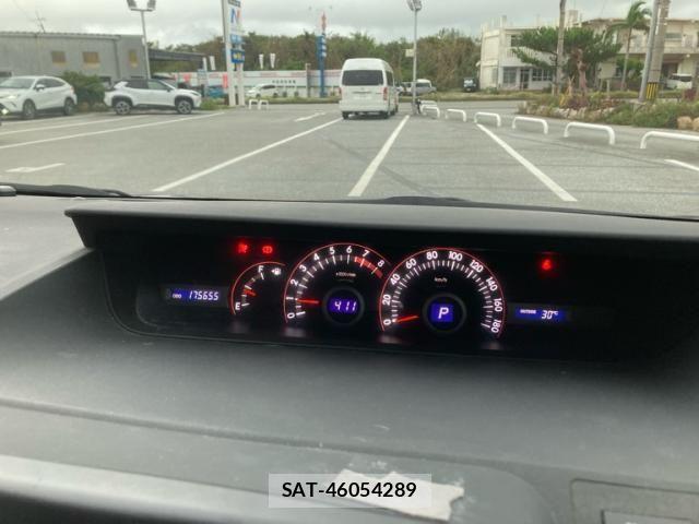 Toyota VOXY 2009-11 8372364-10