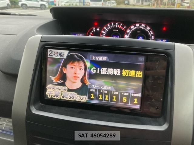 Toyota VOXY 2009-11 8372364-12