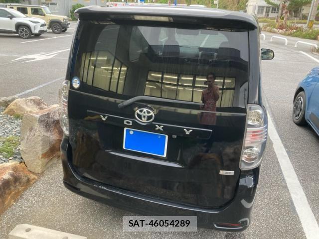 Toyota VOXY 2009-11 8372364-2