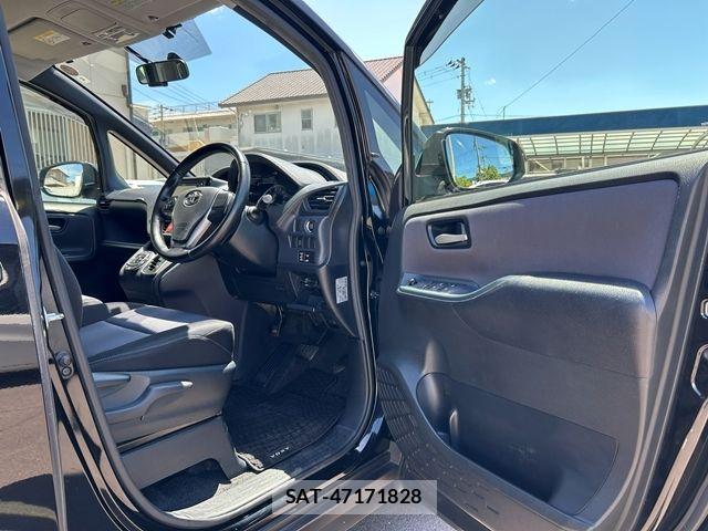 Toyota VOXY 2014-04 8372354-14