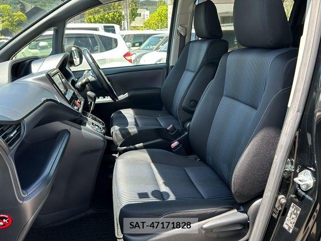 Toyota VOXY 2014-04 8372354-16
