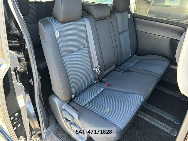 Toyota VOXY 2014-04 8372354-18