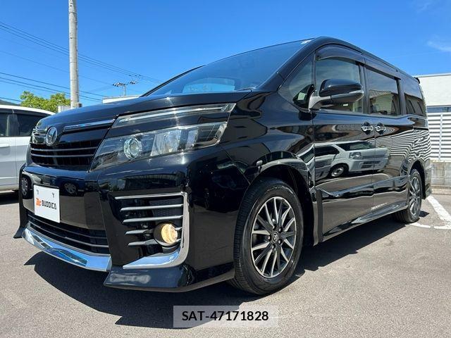 Toyota VOXY 2014-04 8372354-3