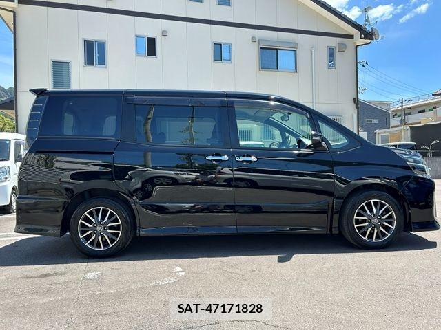 Toyota VOXY 2014-04 8372354-5