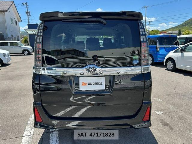 Toyota VOXY 2014-04 8372354-7