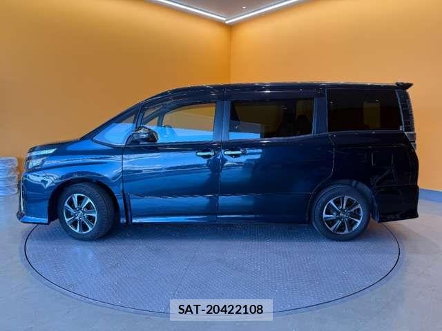 Toyota VOXY 2018-09 8372351-11