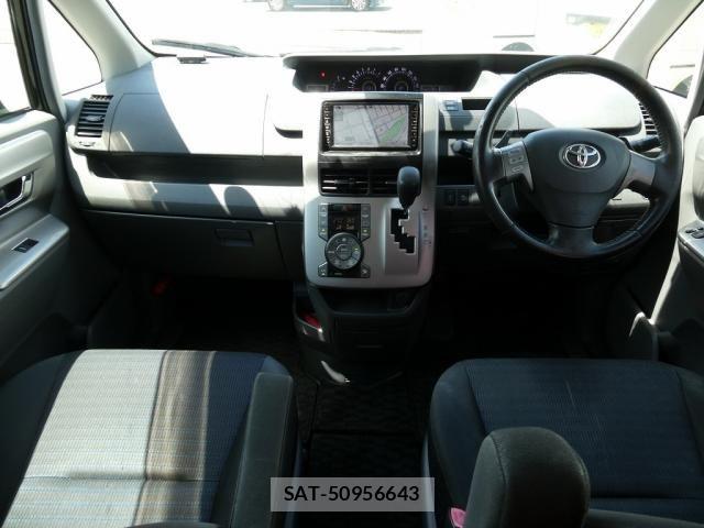 Toyota VOXY 2010-02 8372360-12