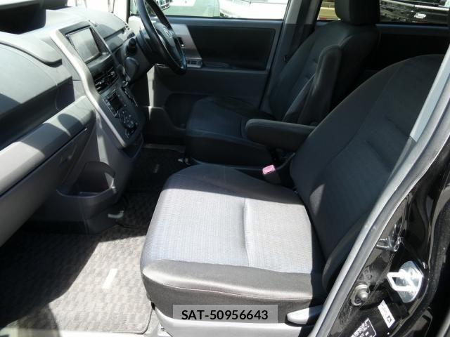 Toyota VOXY 2010-02 8372360-24