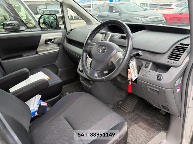 Toyota VOXY 2009-10 8372363-11