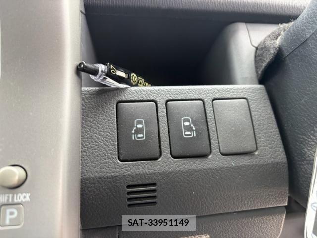 Toyota VOXY 2009-10 8372363-16