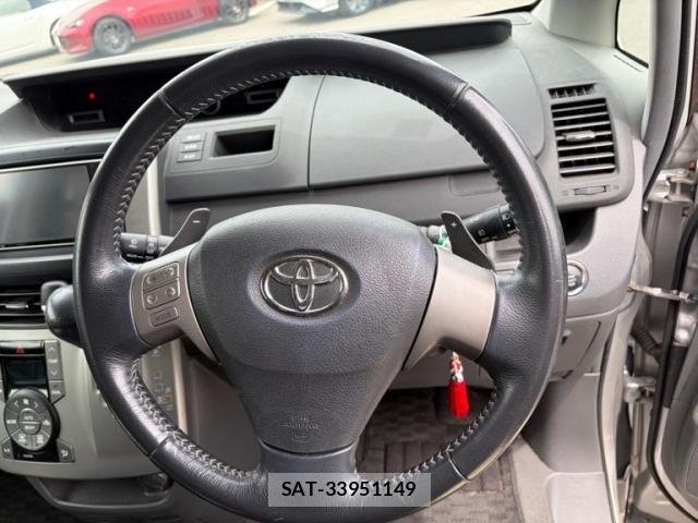 Toyota VOXY 2009-10 8372363-17