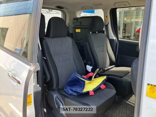 Toyota VOXY 2011-03 8372358-9