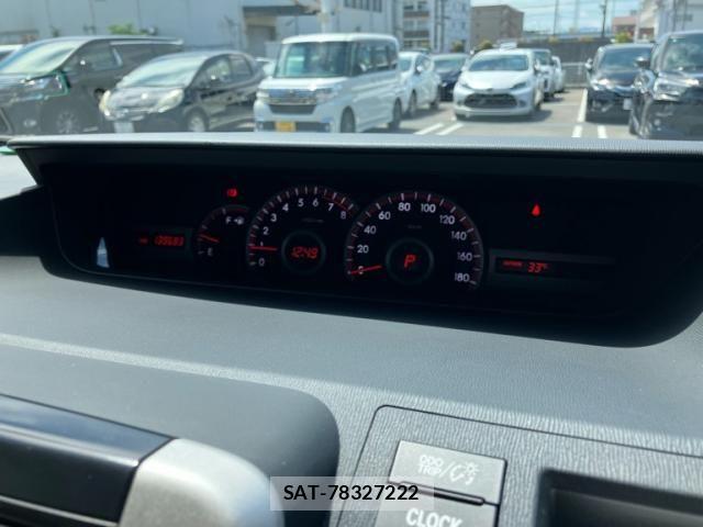 Toyota VOXY 2011-03 8372358-16