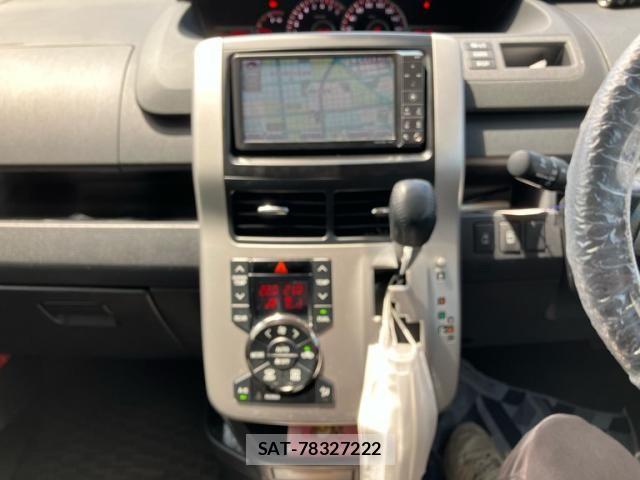Toyota VOXY 2011-03 8372358-17