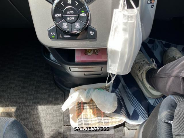 Toyota VOXY 2011-03 8372358-20