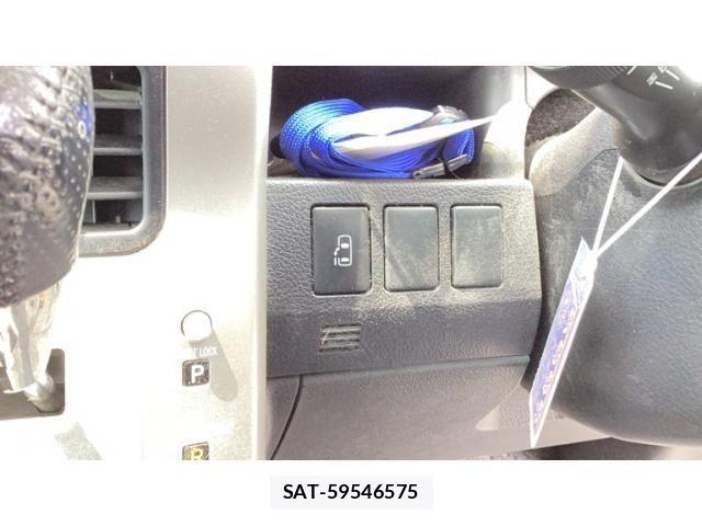 Toyota VOXY 2012-09 8372361-11
