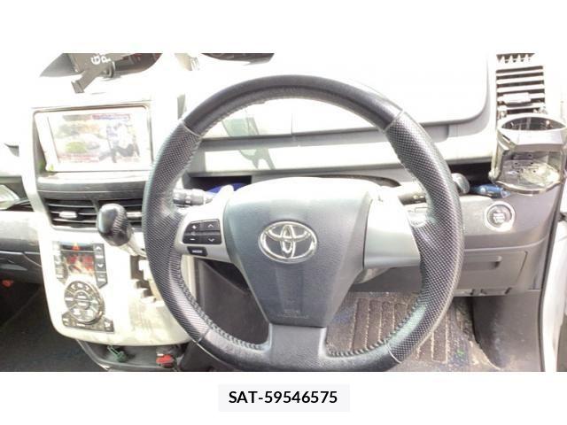 Toyota VOXY 2012-09 8372361-7