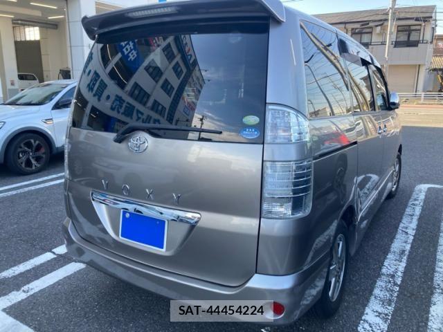 Toyota VOXY 2005-07 8372366-2