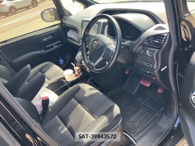 Toyota VOXY 2019-01 8372353-11