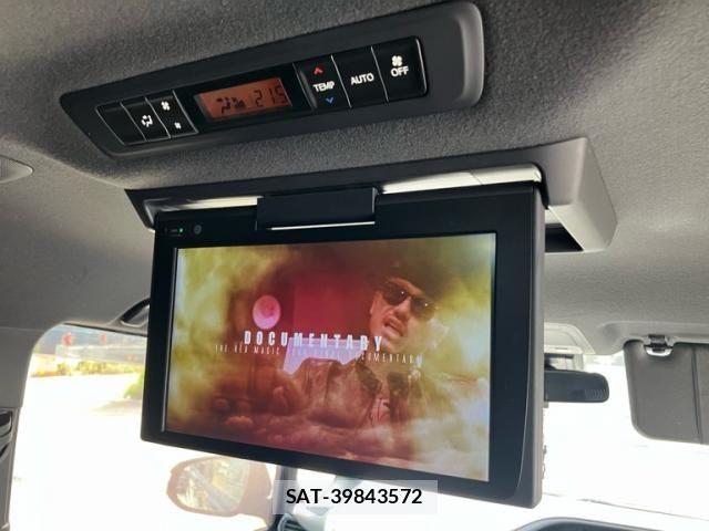 Toyota VOXY 2019-01 8372353-14