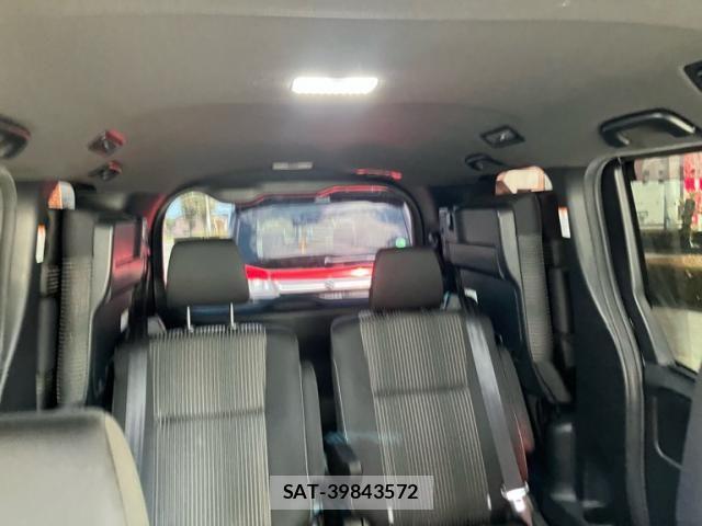 Toyota VOXY 2019-01 8372353-15