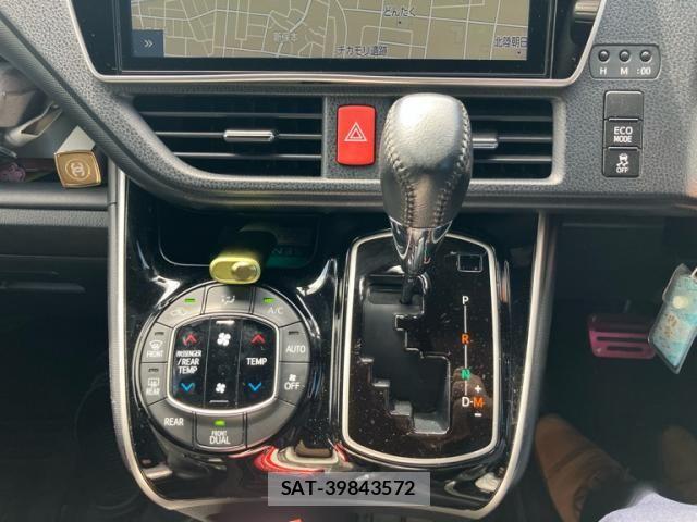 Toyota VOXY 2019-01 8372353-23