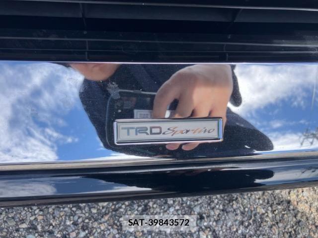 Toyota VOXY 2019-01 8372353-24