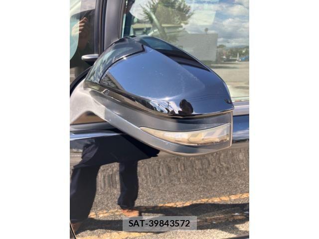 Toyota VOXY 2019-01 8372353-25